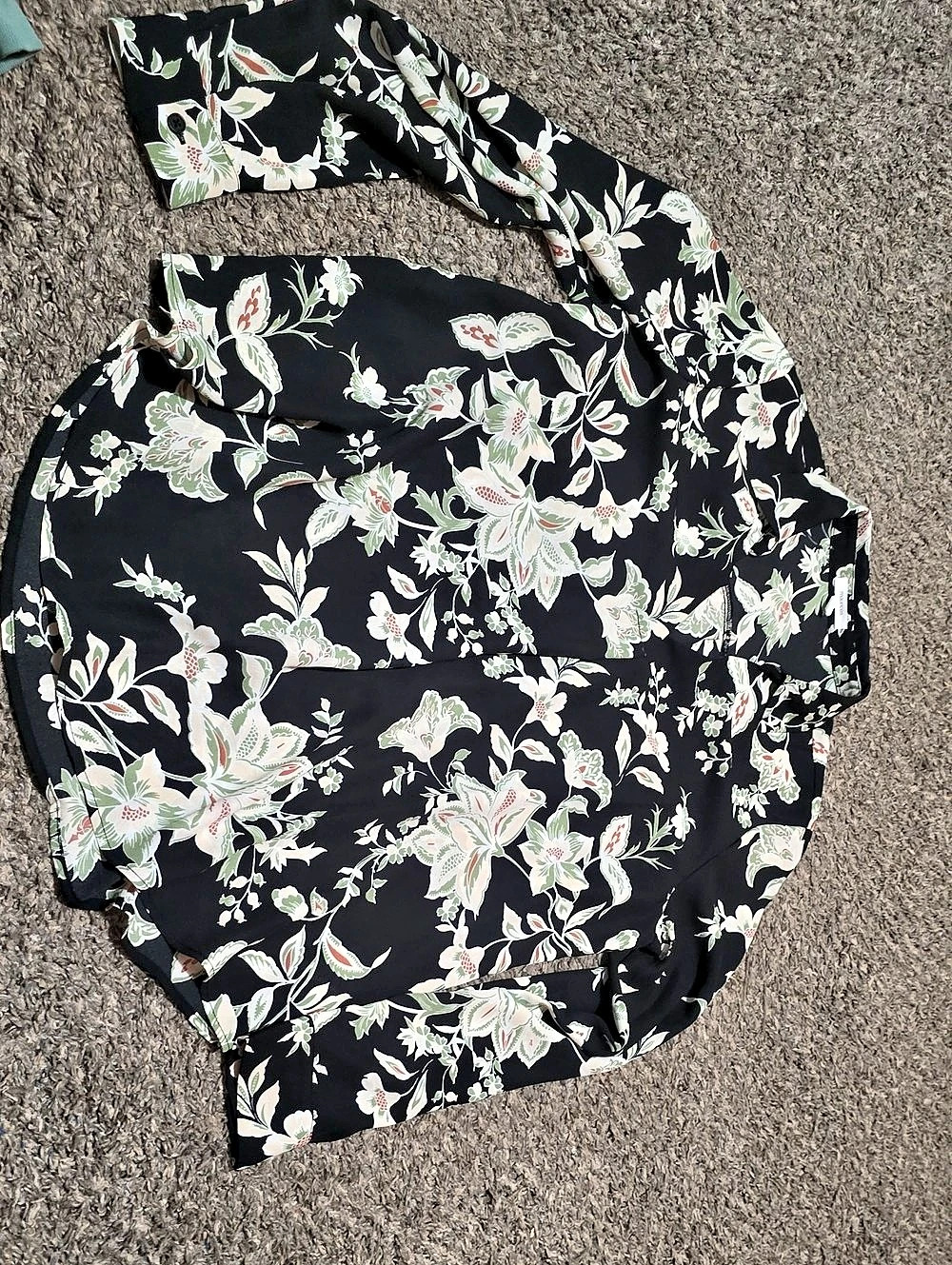 Maurices Floral Blouse in Black & Green Size Large Like New